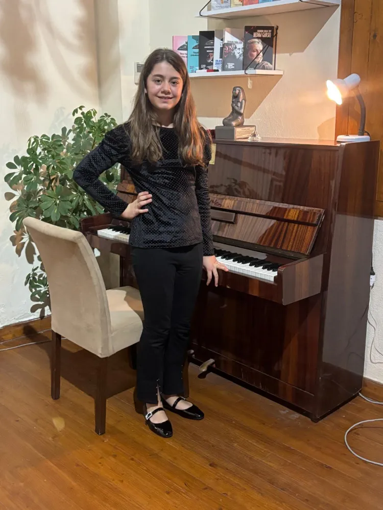 Atatürk için bestelediği şarkıyı piyanoyla seslendirdi