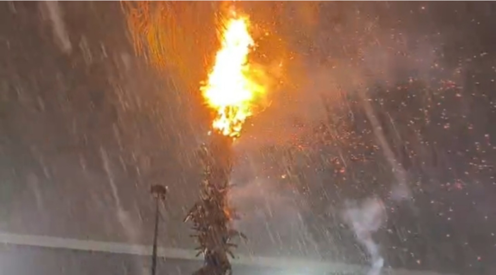 Adana’da sağanak yağışla birlikte çakmaya başlayan şimşekler yangın çıkardı!