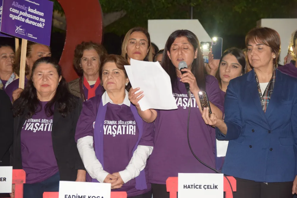 CHP Adana İl Kadın Kolları Kadın Cinayetlerine karşı yürüyüş gerçekleştirdi