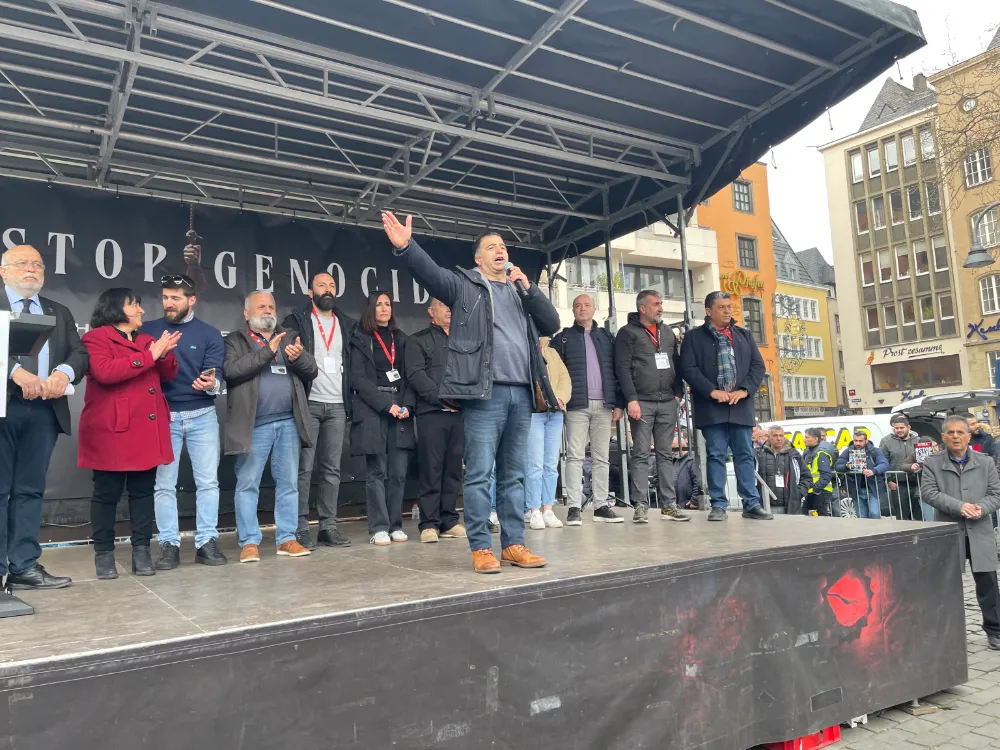 Köln`de 30 bin kişi Alevi katliamı nedeniyle HTŞ ve Collani‘ yi protesto etti