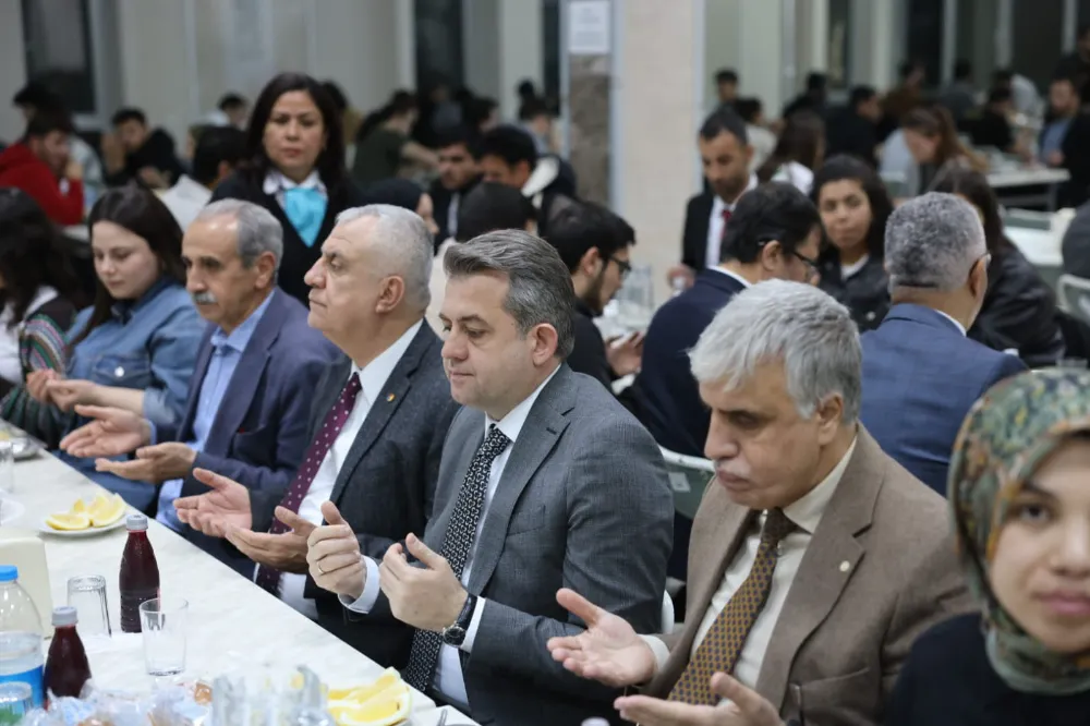 Adanalı Hayırseverler Çukurova Üniversiteli Öğrencilerle İftar Sofrasında Buluştu
