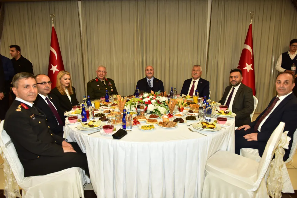 VALİ KÖŞGER’İN EV SAHİPLİĞİNDE BAYRAMLAŞMA TÖRENİ  DÜZENLENDİ