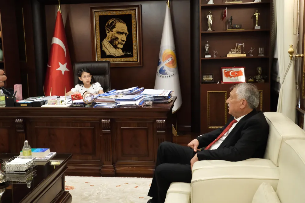 Zeydan Karalar koltuğunu Ezgi Neva’ya teslim etti