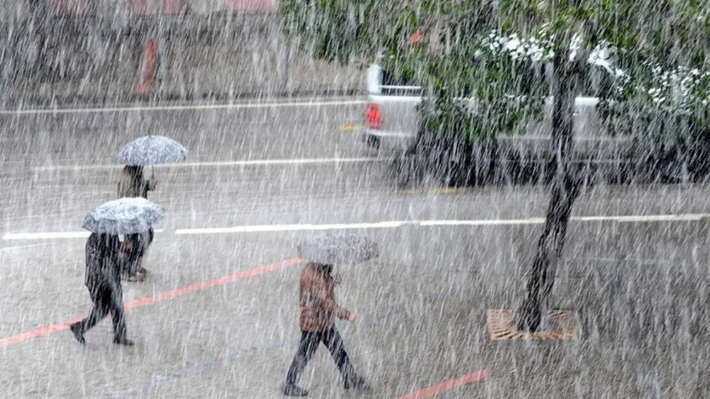 Meteorolojiden Adana için çok kuvvetli gök gürültülü sağanak yağış uyarısı!