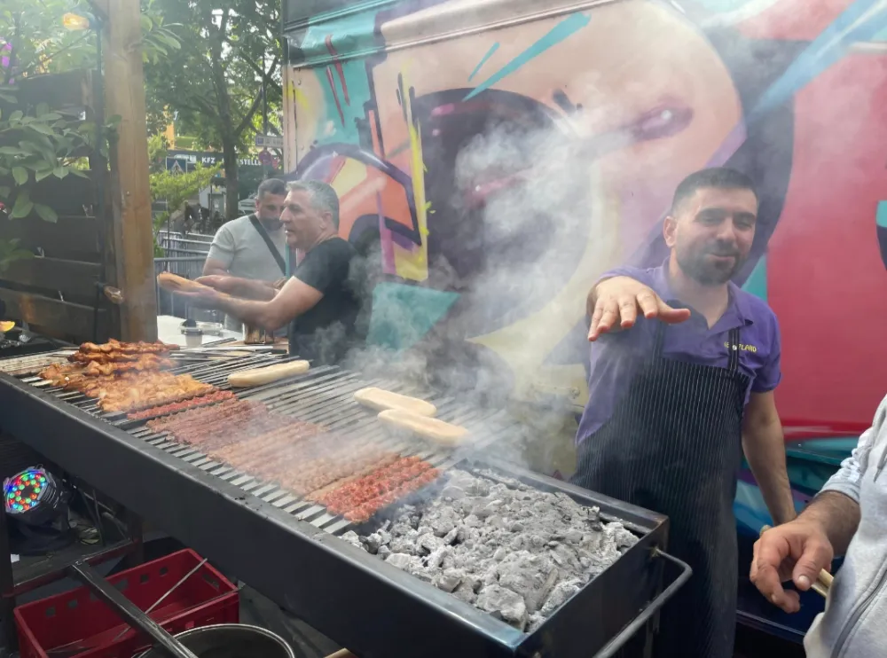 Köln‘ deki meşhur Kebapland 15. yılını görkemli biçimde kutladı Kült Restorandan Yıl Dönümü Kutlaması