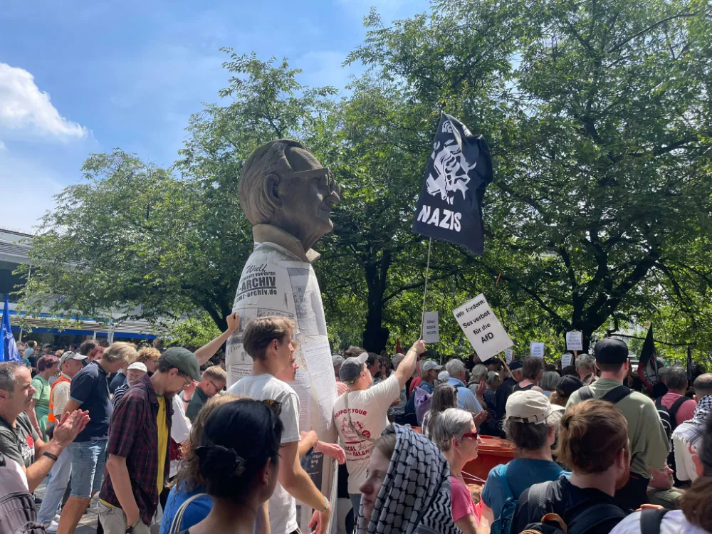 Münster’de 2000  Anti Faşist Neonazilere karşı miting yaptı