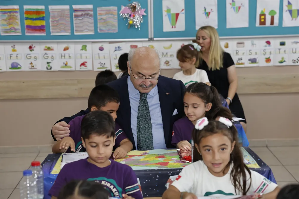 VALİ KÖŞGER ÖĞRENCİLERİN KARNE SEVİNCİNE ORTAK OLDU