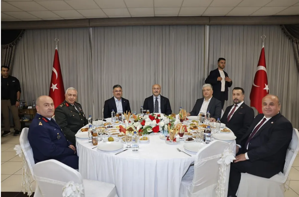 VALİ KÖŞGER GÜVENLİK GÜÇLERİ VE İL PROTOKOLÜYLE BAYRAMLAŞTI