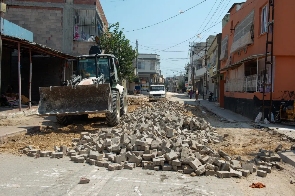 SEYHAN’DA YOLLAR YENİLENİYOR!