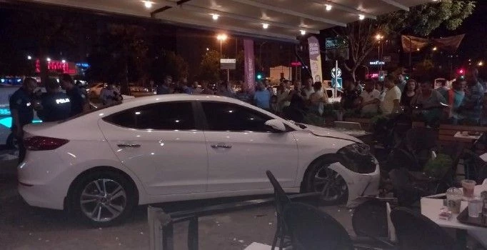 Adana’da bir otomobil çok sayıda vatandaşın olduğu kafeye daldı, 1’i ağır 3 kişi yaralandı.