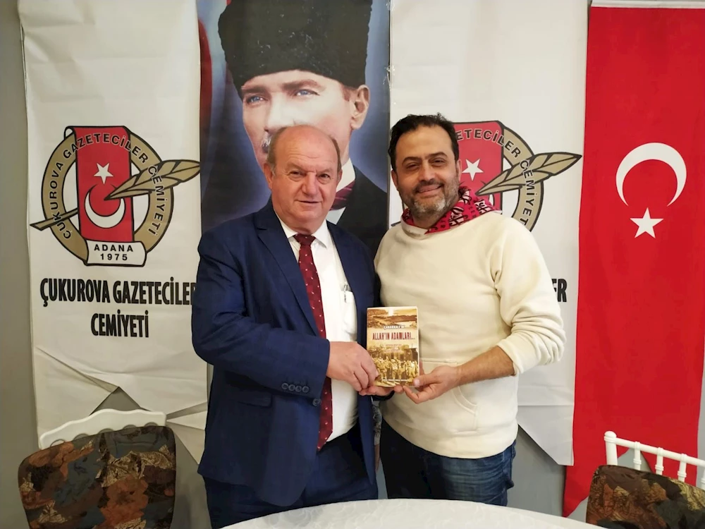 Başkan Esendemir’e kitabını hediye etti
