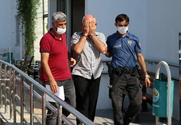 Öfkeli Baba Evden Kaçıp Hamile Kalan Kızını Boğazından Bıçakladı
